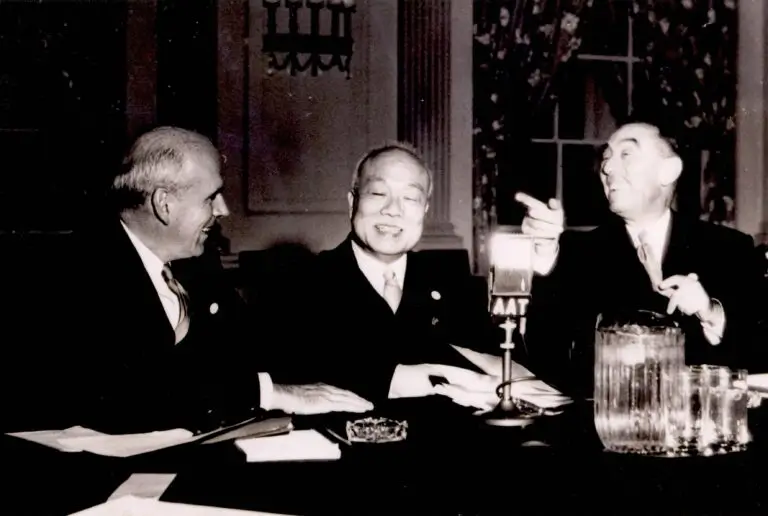民國32年王雲五先生訪英期間,與副首相Clement Attlee、上議院議長John Simon交談