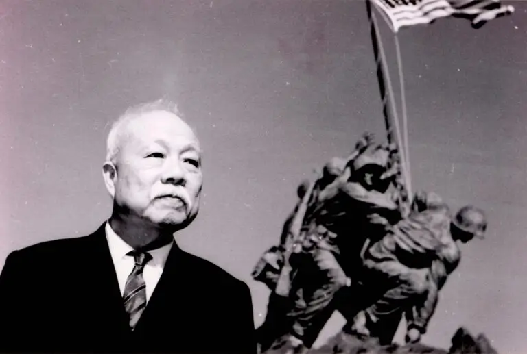 民國46年王雲五先生訪美期間,在硫磺島戰役紀念雕像前留影